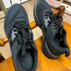 MENS NIKE CROSS TRAINING SNEAKERS PERFECT CONDITION. ALL BLACK 9.5